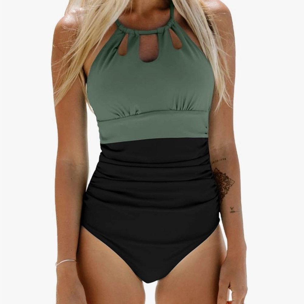 🌸Cupshe Two-Tone Halter Neck Swimsuit